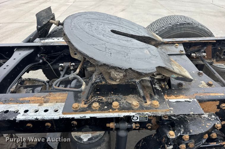 image for item ER0343 2017 Kenworth T880 semi truck