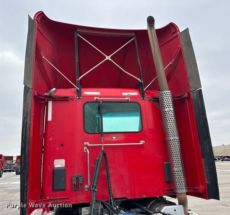 image for item ER0343 2017 Kenworth T880 semi truck