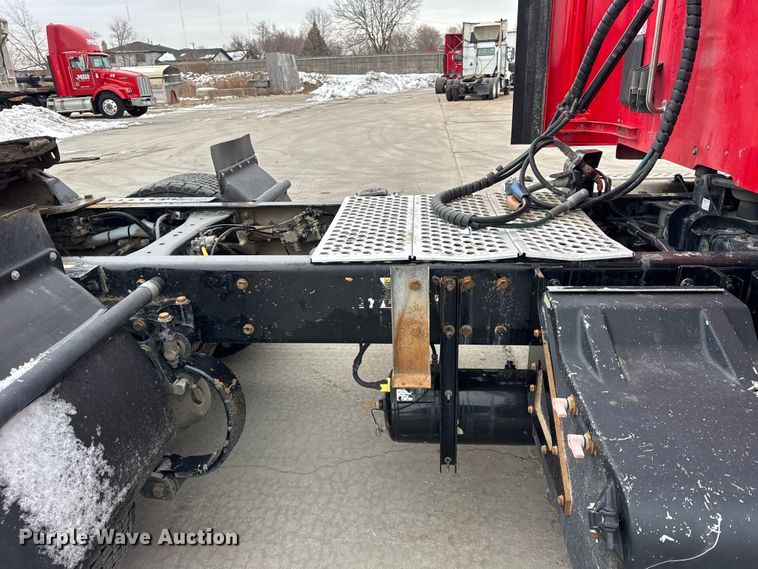 image for item ER0343 2017 Kenworth T880 semi truck