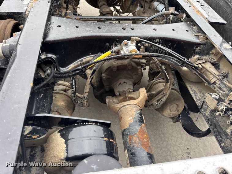 image for item ER0343 2017 Kenworth T880 semi truck