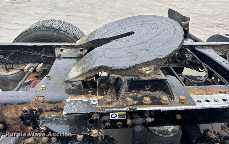 image for item ER0343 2017 Kenworth T880 semi truck