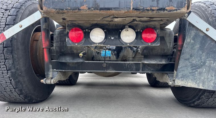 image for item ER0343 2017 Kenworth T880 semi truck