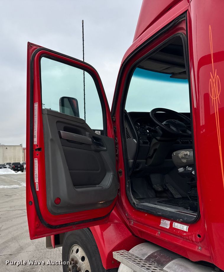 image for item ER0343 2017 Kenworth T880 semi truck
