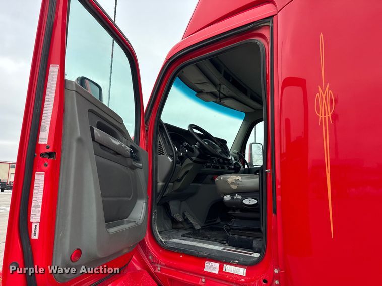 image for item ER0343 2017 Kenworth T880 semi truck