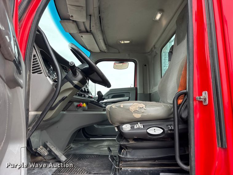 image for item ER0343 2017 Kenworth T880 semi truck