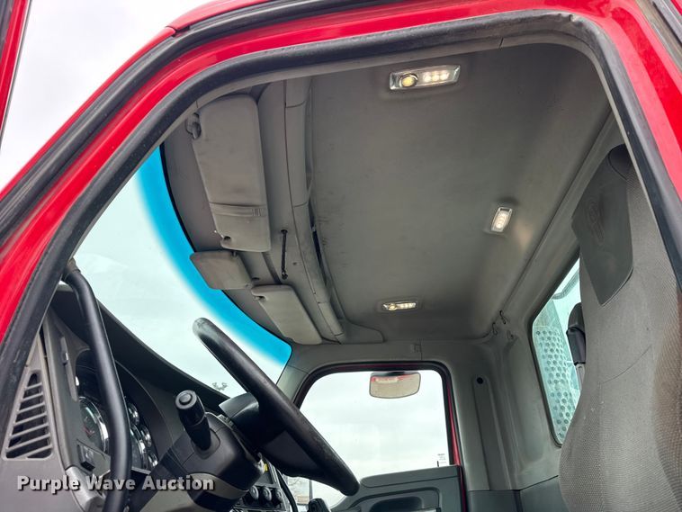 image for item ER0343 2017 Kenworth T880 semi truck