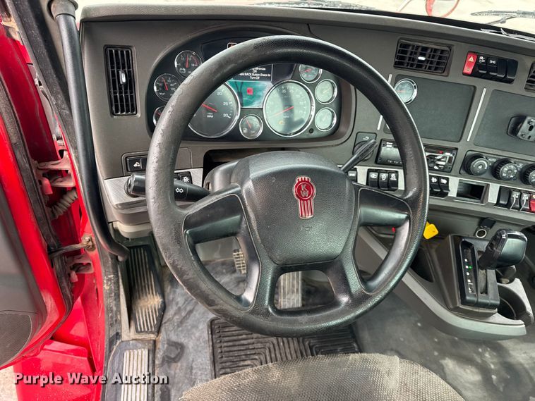 image for item ER0343 2017 Kenworth T880 semi truck