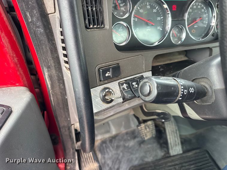 image for item ER0343 2017 Kenworth T880 semi truck