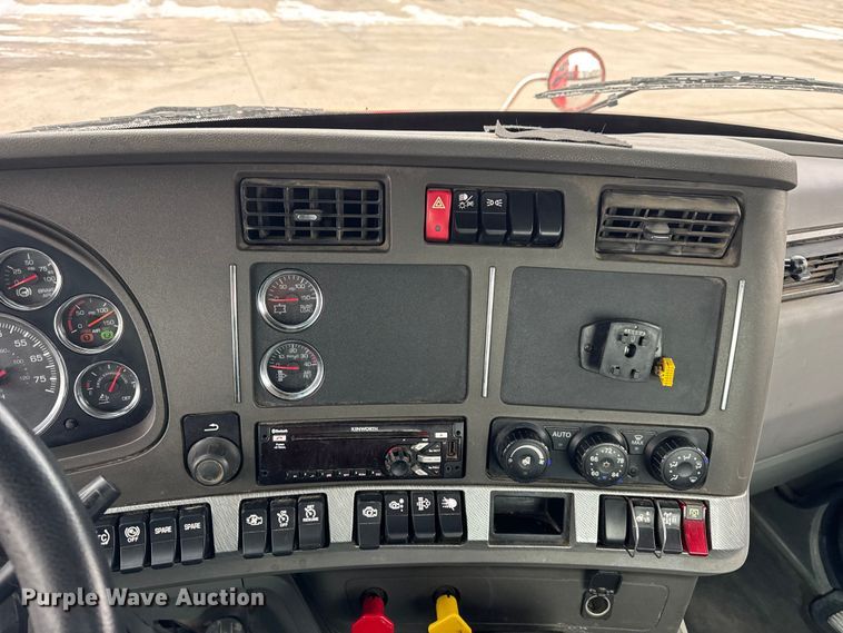 image for item ER0343 2017 Kenworth T880 semi truck