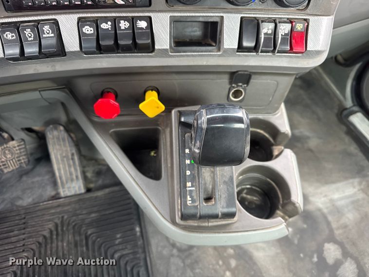 image for item ER0343 2017 Kenworth T880 semi truck