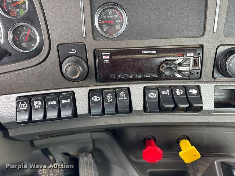 image for item ER0343 2017 Kenworth T880 semi truck