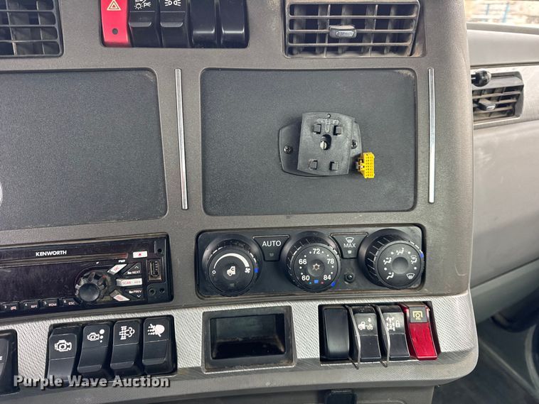 image for item ER0343 2017 Kenworth T880 semi truck