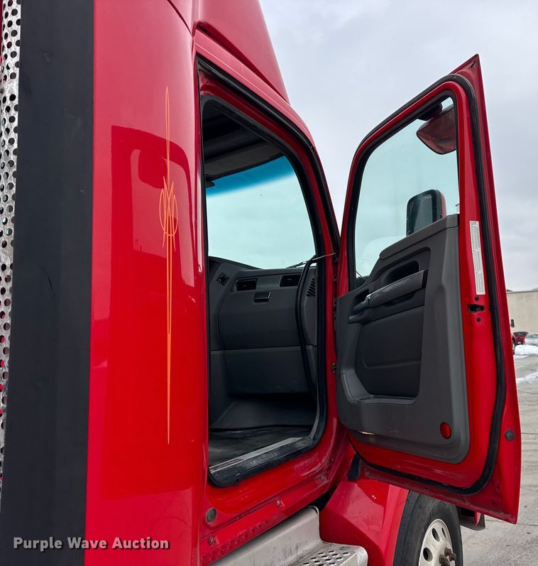 image for item ER0343 2017 Kenworth T880 semi truck
