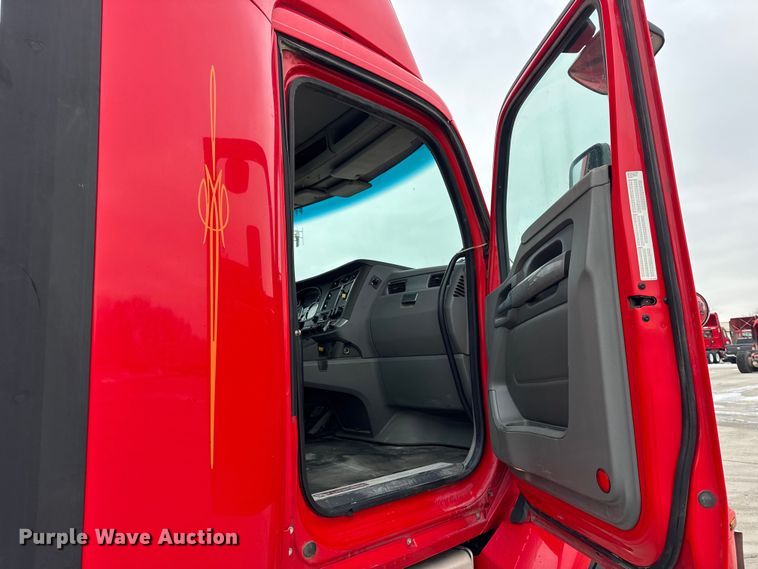 image for item ER0343 2017 Kenworth T880 semi truck