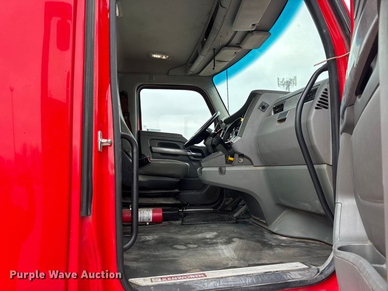 image for item ER0343 2017 Kenworth T880 semi truck