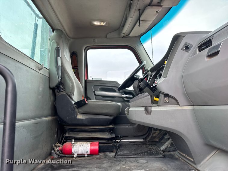 image for item ER0343 2017 Kenworth T880 semi truck