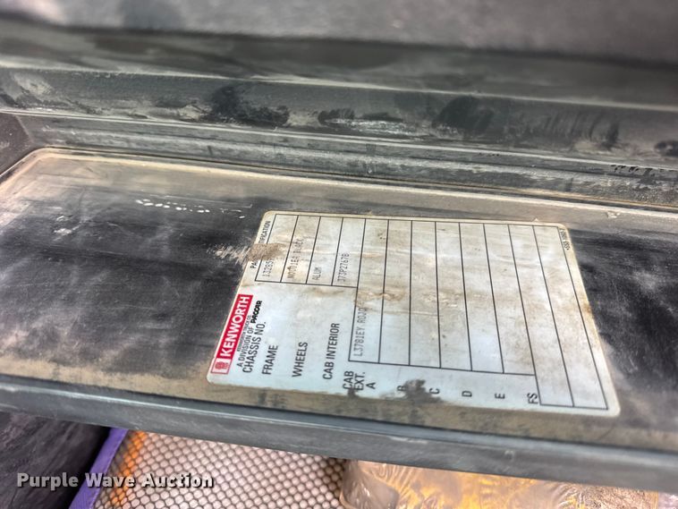 image for item ER0343 2017 Kenworth T880 semi truck