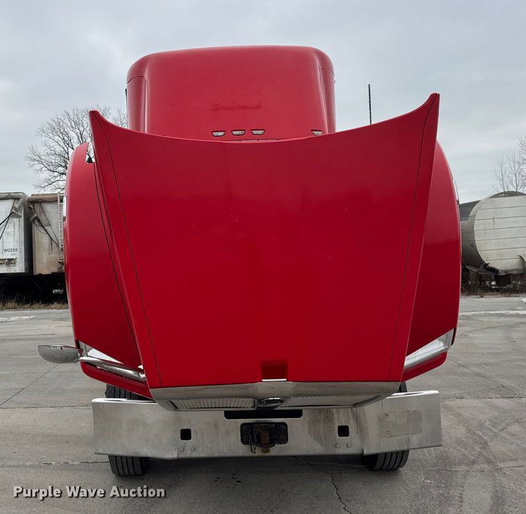 image for item ER0343 2017 Kenworth T880 semi truck