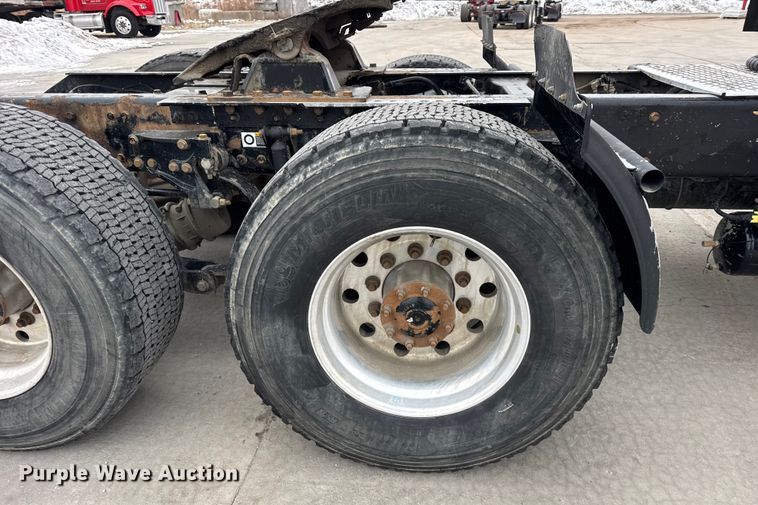 image for item ER0343 2017 Kenworth T880 semi truck