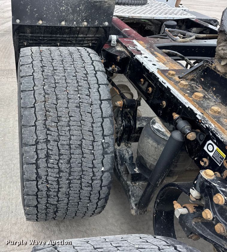 image for item ER0343 2017 Kenworth T880 semi truck