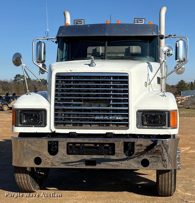 image for item ET7343 2012 Mack CHU613 semi truck