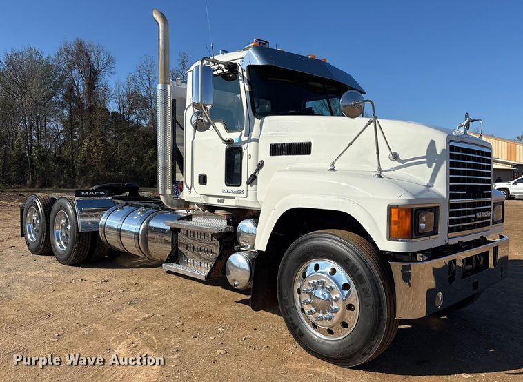 image for item ET7343 2012 Mack CHU613 semi truck