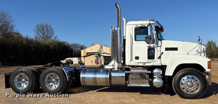 image for item ET7343 2012 Mack CHU613 semi truck