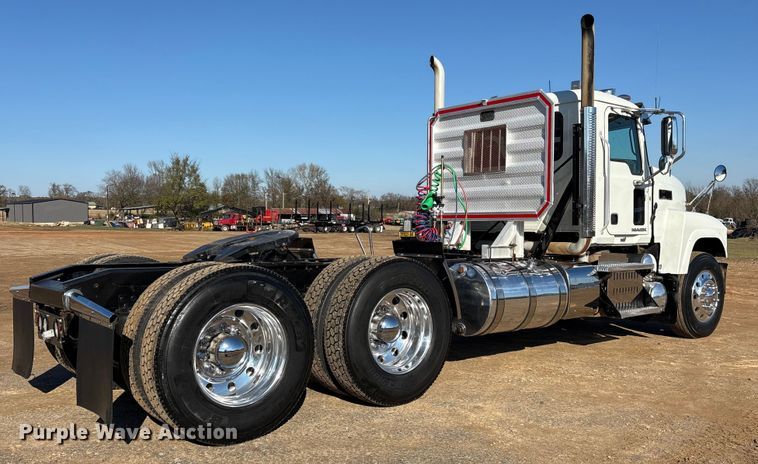 image for item ET7343 2012 Mack CHU613 semi truck