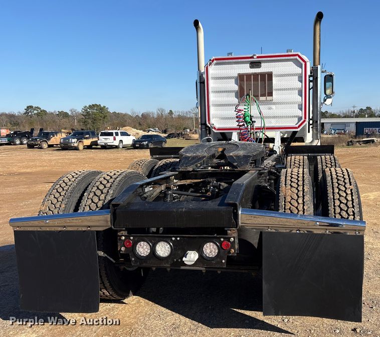 image for item ET7343 2012 Mack CHU613 semi truck