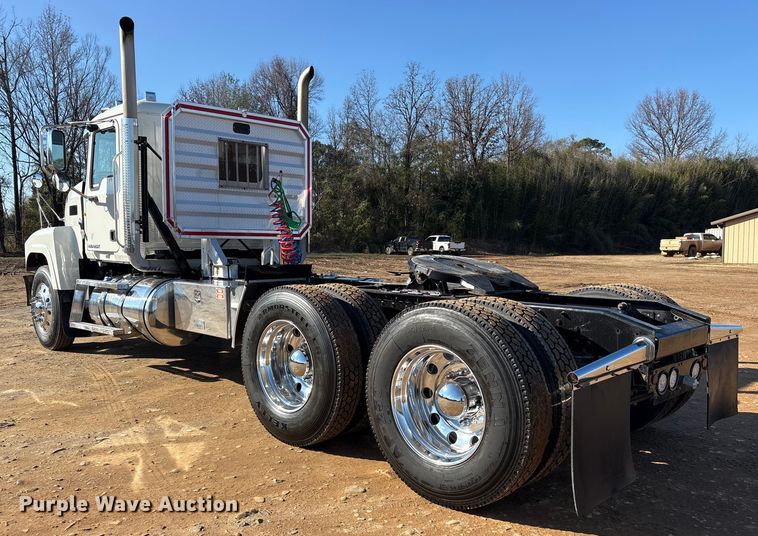 image for item ET7343 2012 Mack CHU613 semi truck