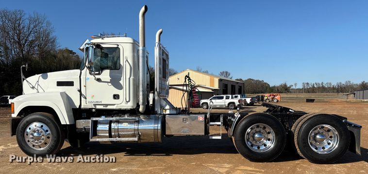 image for item ET7343 2012 Mack CHU613 semi truck