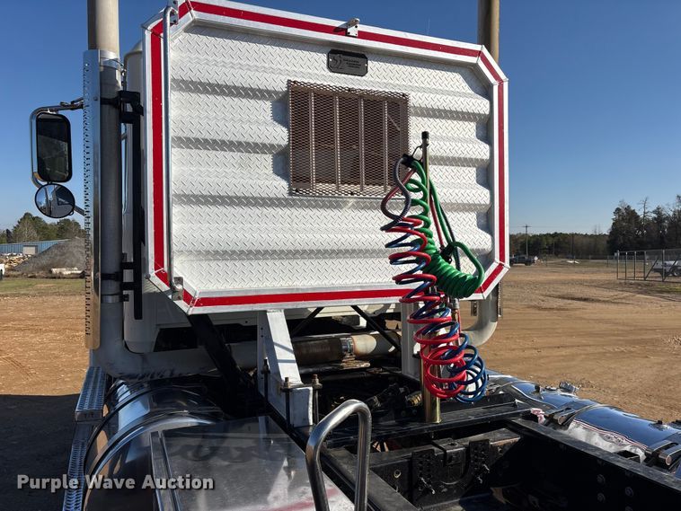 image for item ET7343 2012 Mack CHU613 semi truck