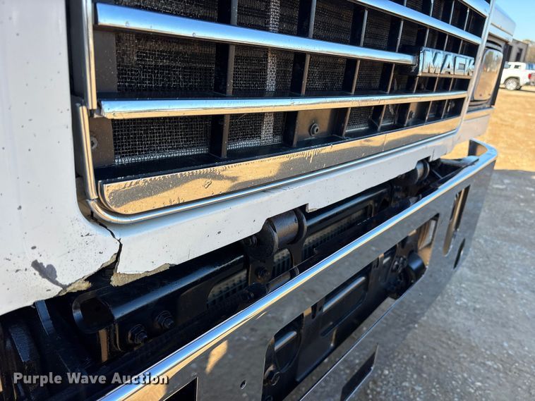 image for item ET7343 2012 Mack CHU613 semi truck