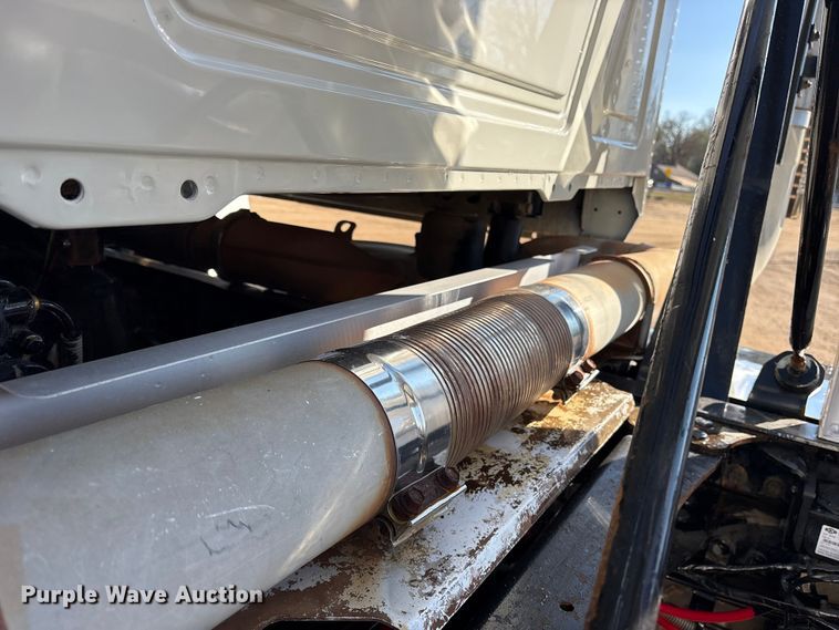 image for item ET7343 2012 Mack CHU613 semi truck