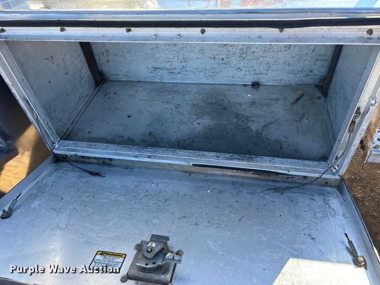 image for item ET7343 2012 Mack CHU613 semi truck