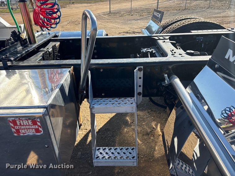 image for item ET7343 2012 Mack CHU613 semi truck