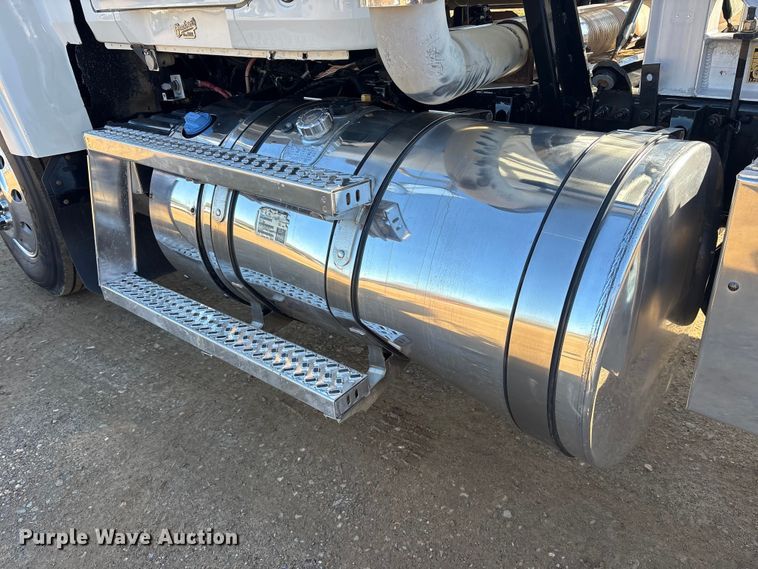 image for item ET7343 2012 Mack CHU613 semi truck