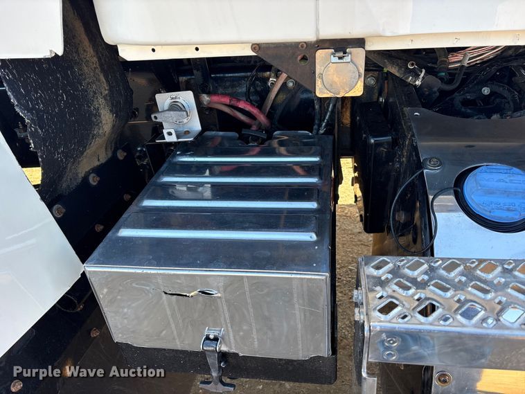 image for item ET7343 2012 Mack CHU613 semi truck