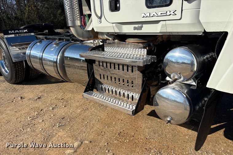 image for item ET7343 2012 Mack CHU613 semi truck