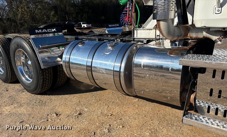 image for item ET7343 2012 Mack CHU613 semi truck