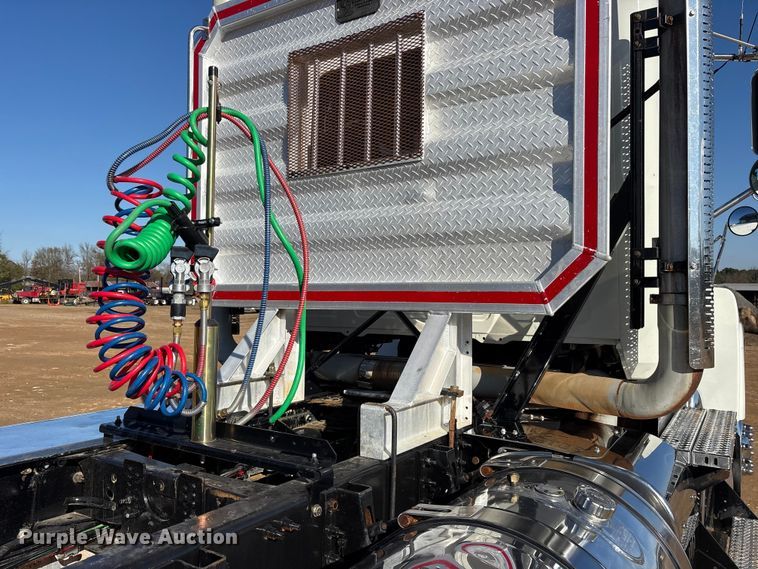 image for item ET7343 2012 Mack CHU613 semi truck