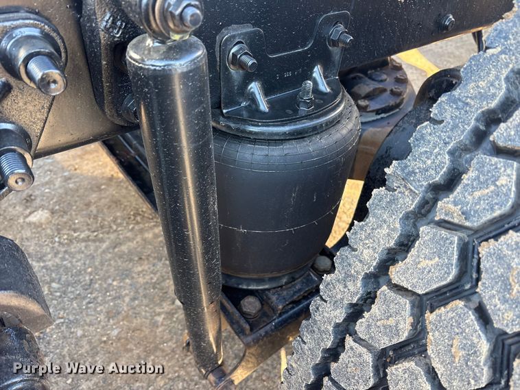 image for item ET7343 2012 Mack CHU613 semi truck