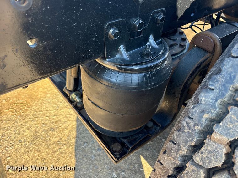 image for item ET7343 2012 Mack CHU613 semi truck