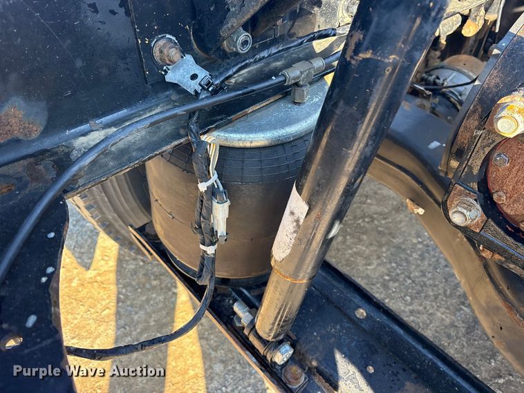 image for item ET7343 2012 Mack CHU613 semi truck