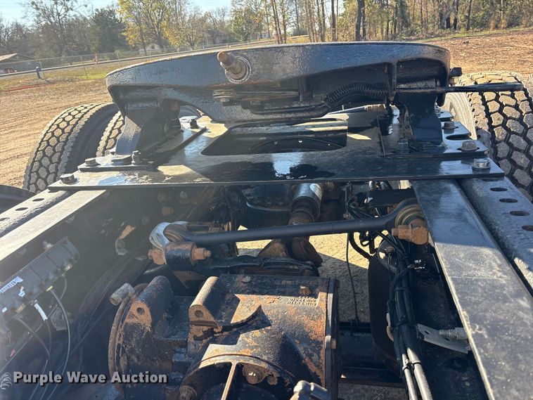 image for item ET7343 2012 Mack CHU613 semi truck