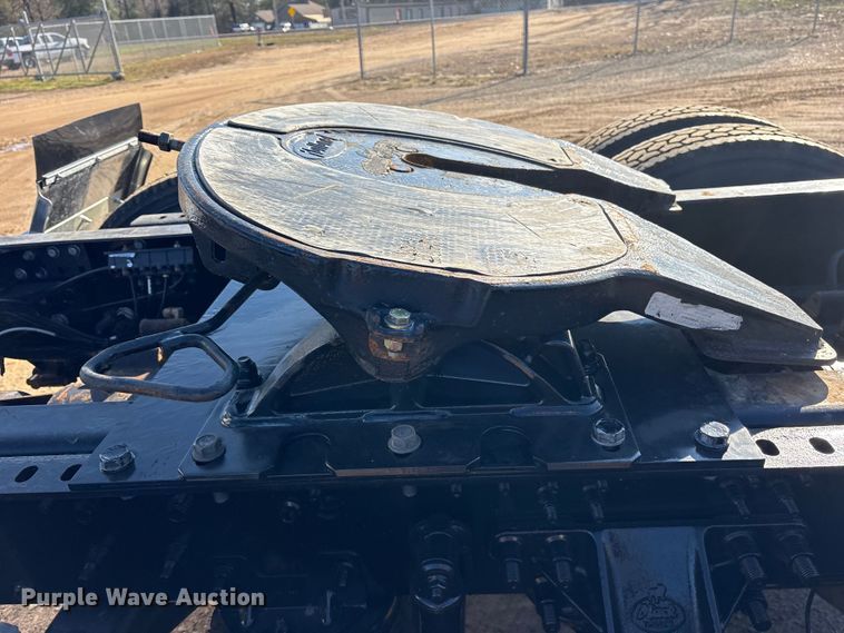 image for item ET7343 2012 Mack CHU613 semi truck