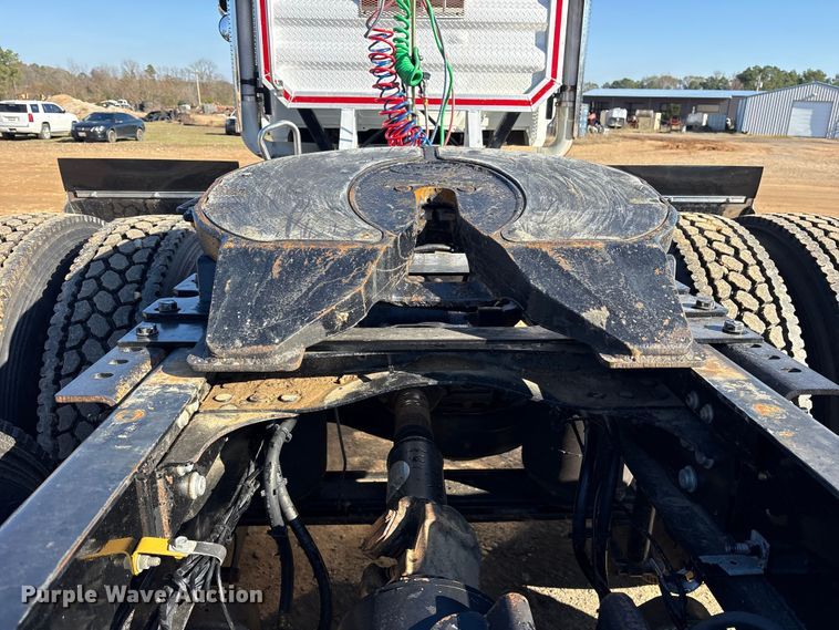 image for item ET7343 2012 Mack CHU613 semi truck