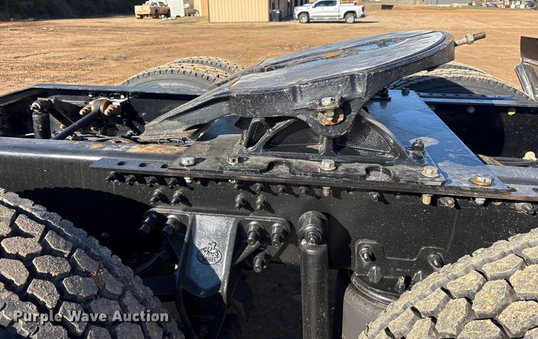 image for item ET7343 2012 Mack CHU613 semi truck