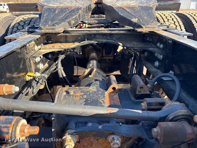 image for item ET7343 2012 Mack CHU613 semi truck