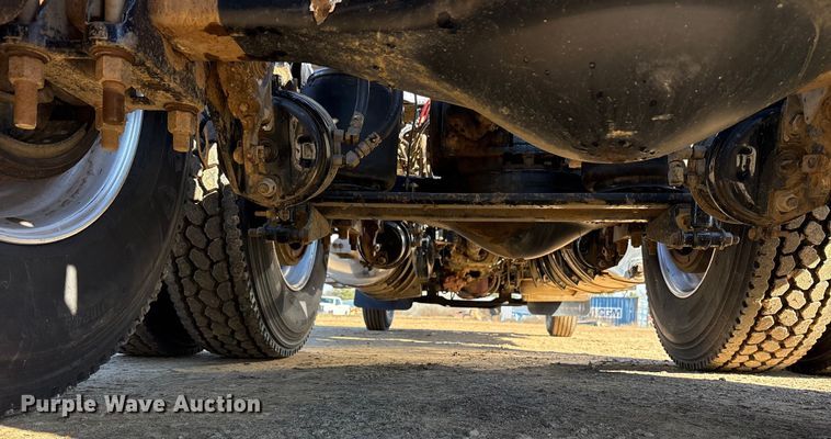 image for item ET7343 2012 Mack CHU613 semi truck